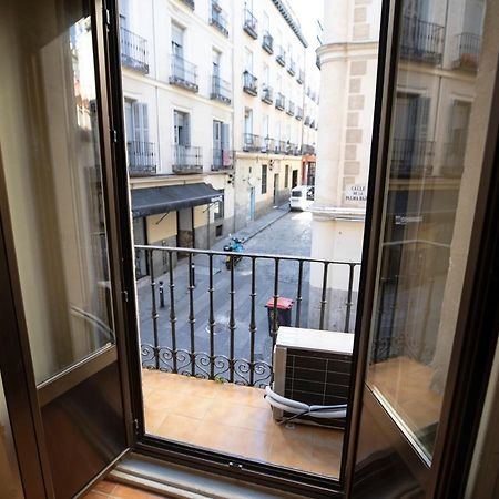 Hostal Los Perales Madrid Eksteriør billede A French window