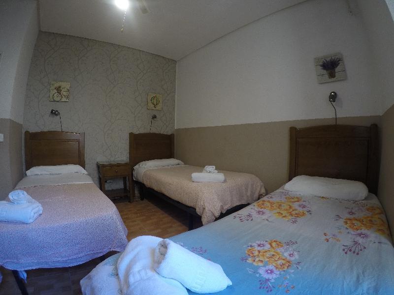 Hostal Los Perales Madrid Eksteriør billede A room at the hotel