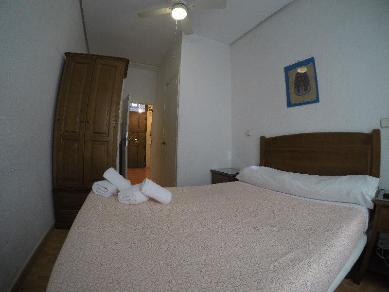 Hostal Los Perales Madrid Eksteriør billede A bedroom in a hotel