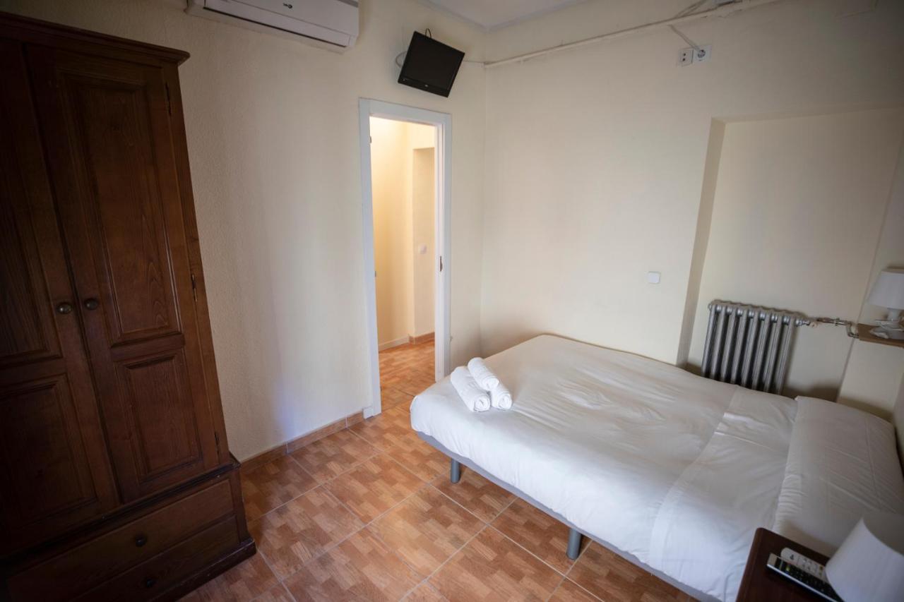 Hostal Los Perales Madrid Eksteriør billede A room at the hostel