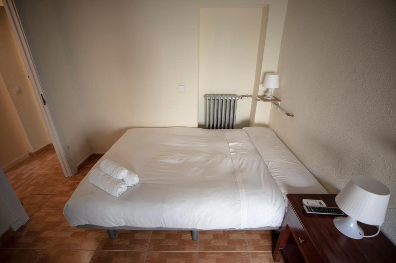 Hostal Los Perales Madrid Eksteriør billede A room at the hotel