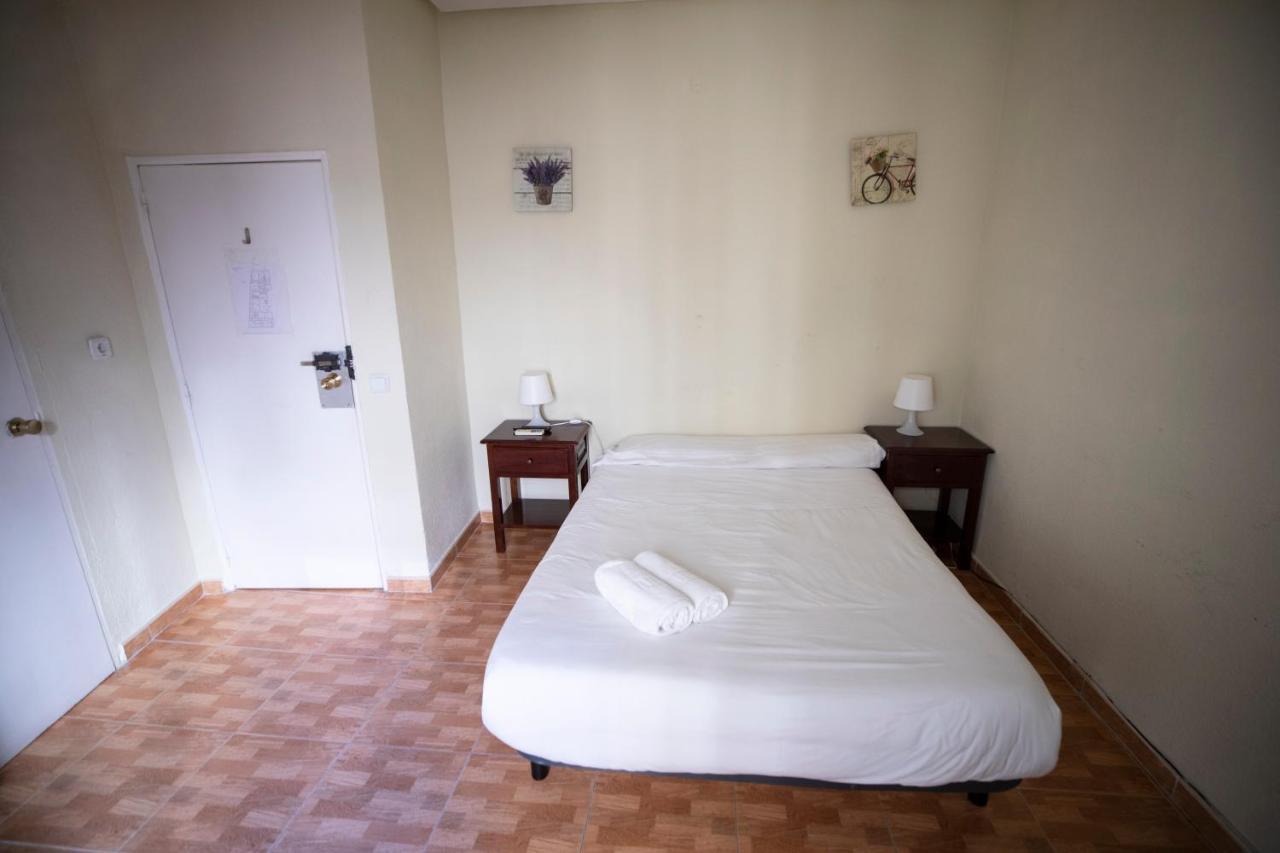 Hostal Los Perales Madrid Eksteriør billede A room at the hostel
