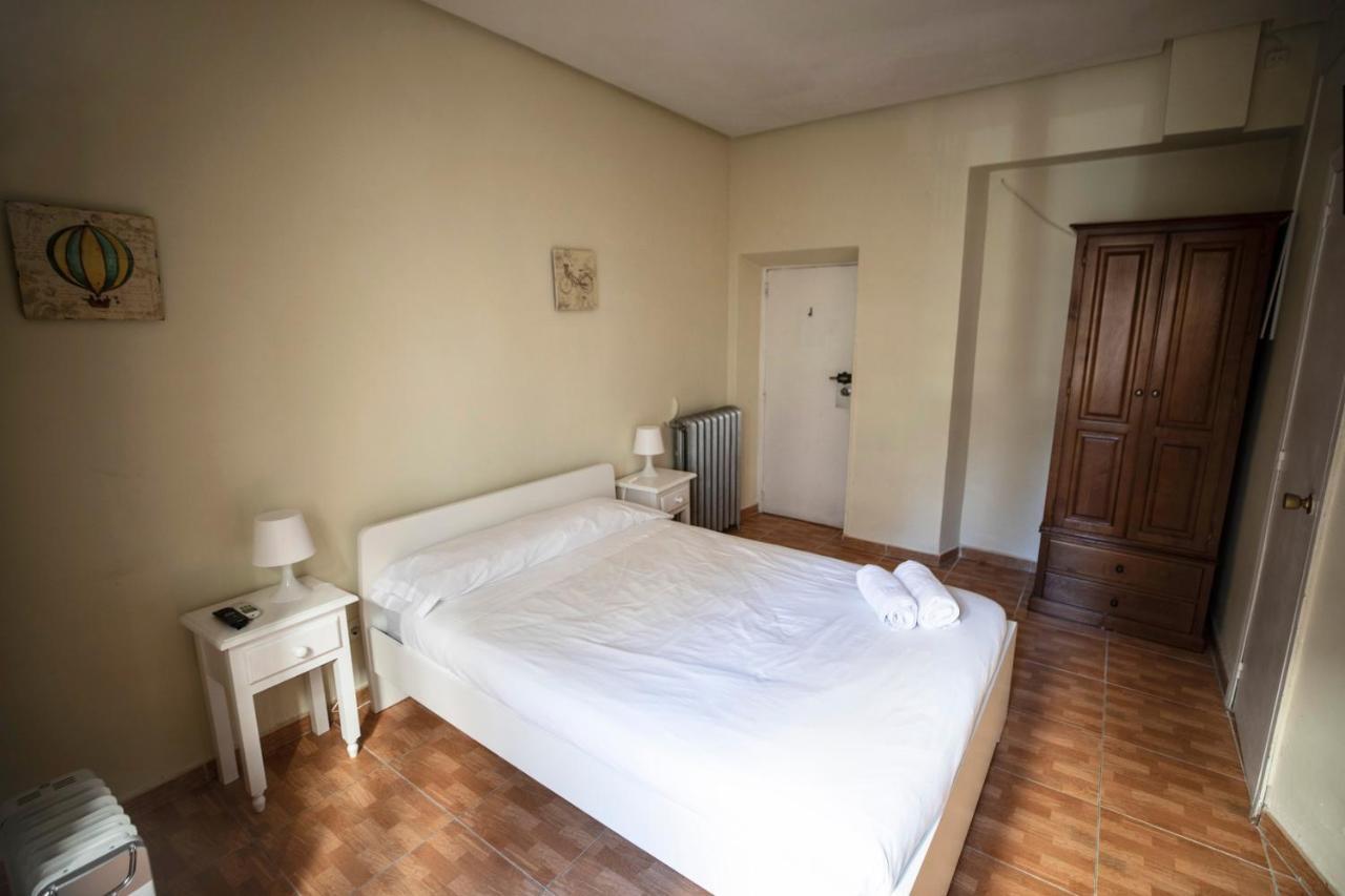 Hostal Los Perales Madrid Eksteriør billede A room at the hotel