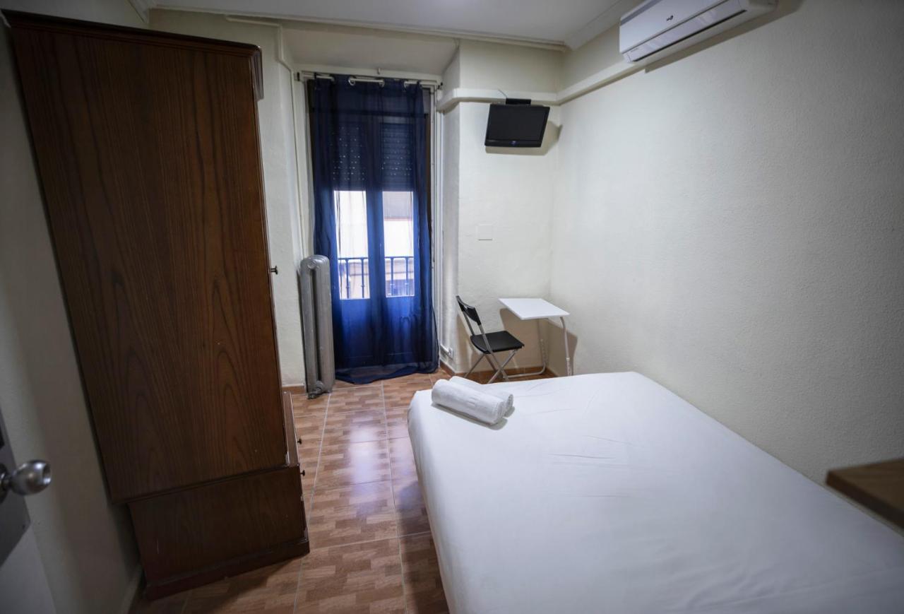 Hostal Los Perales Madrid Eksteriør billede A room at the hostel