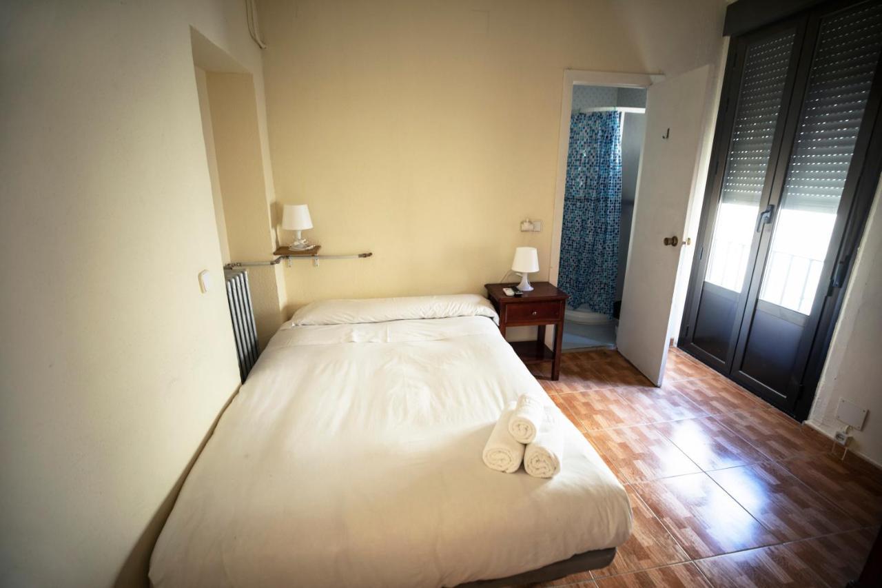 Hostal Los Perales Madrid Eksteriør billede A single room in a hotel
