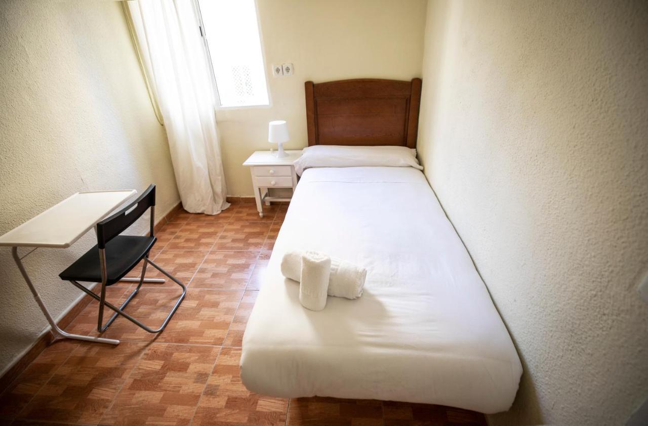 Hostal Los Perales Madrid Eksteriør billede A single room in a Spanish hotel