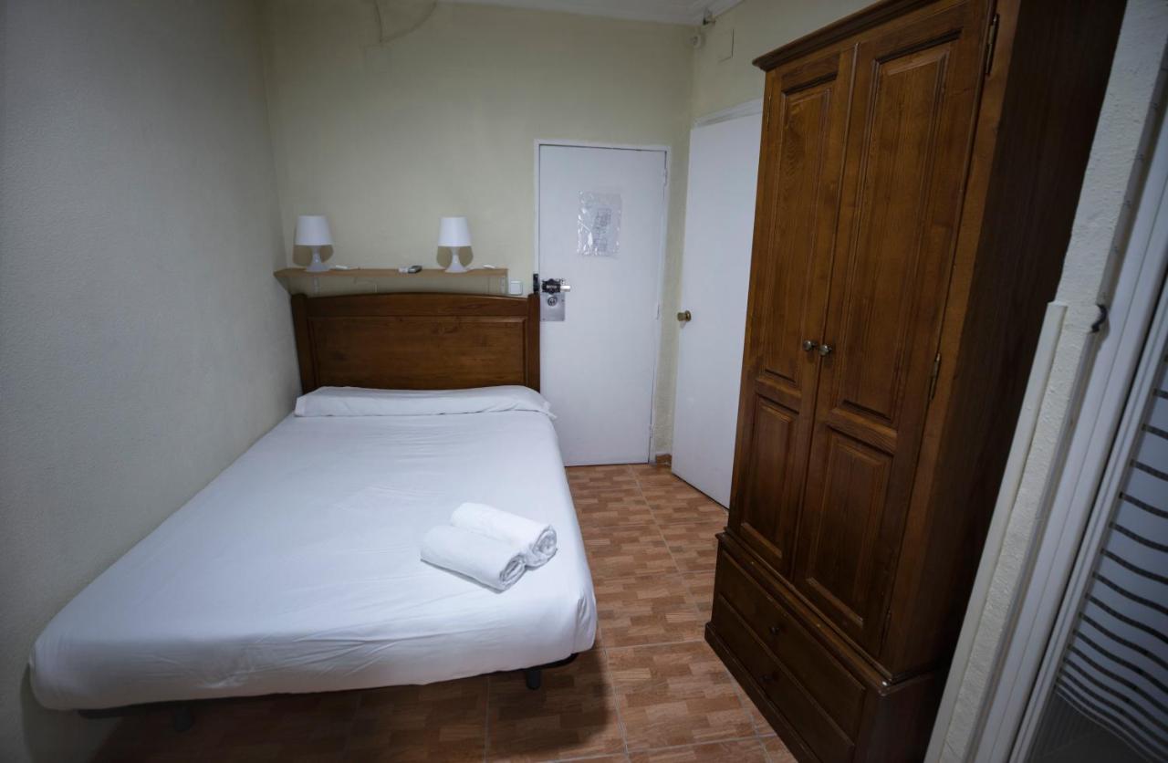 Hostal Los Perales Madrid Eksteriør billede A room at the hotel