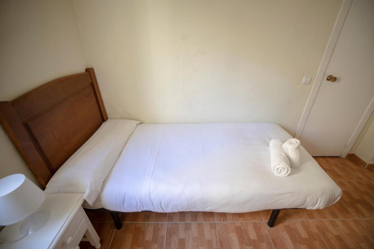 Hostal Los Perales Madrid Eksteriør billede A single bed
