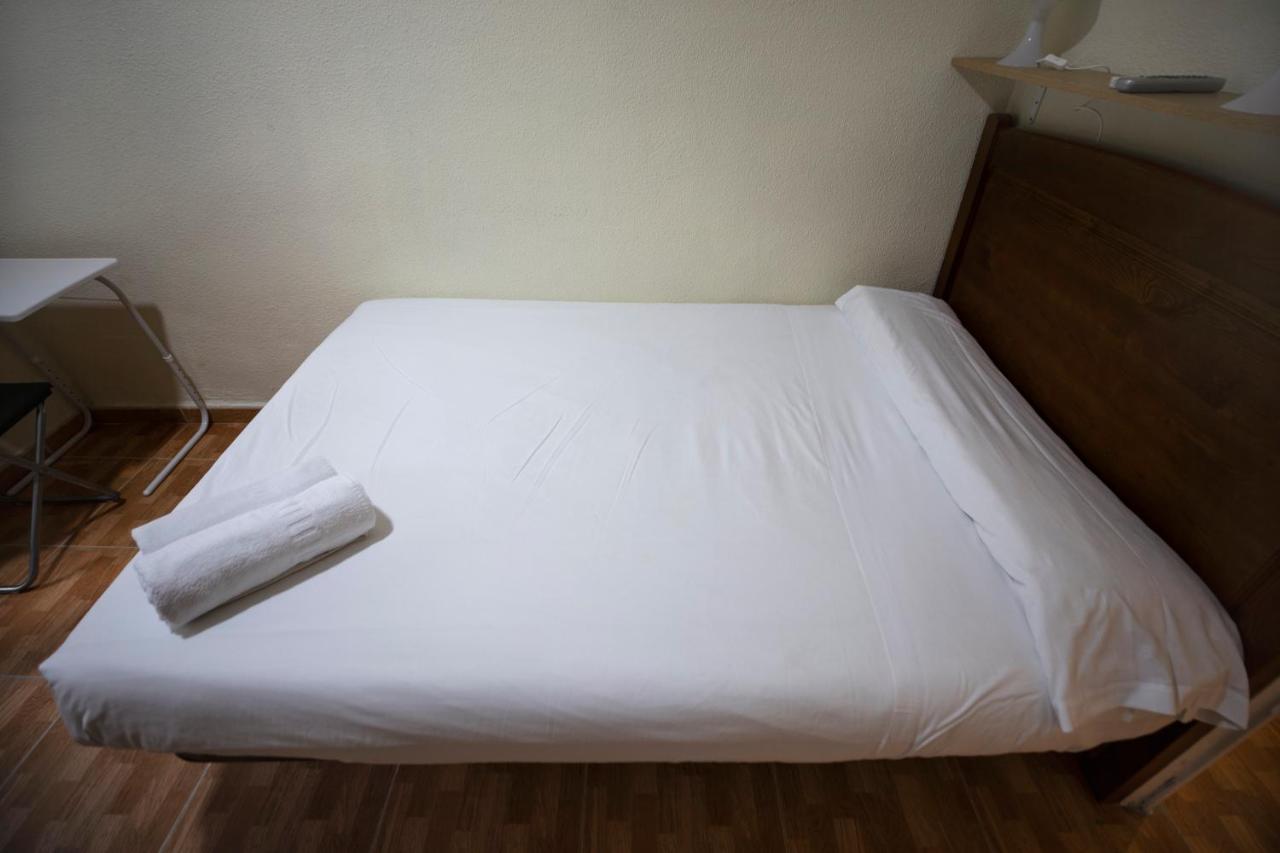 Hostal Los Perales Madrid Eksteriør billede A bed with a sheet