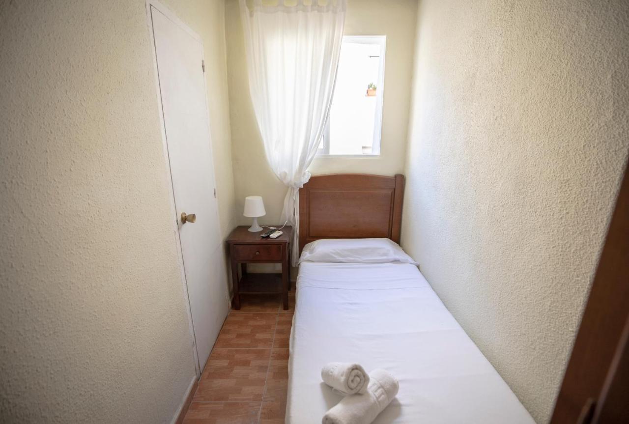 Hostal Los Perales Madrid Eksteriør billede A single room