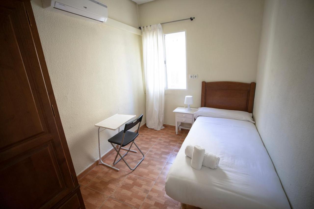 Hostal Los Perales Madrid Eksteriør billede A single room at a hostel in Spain