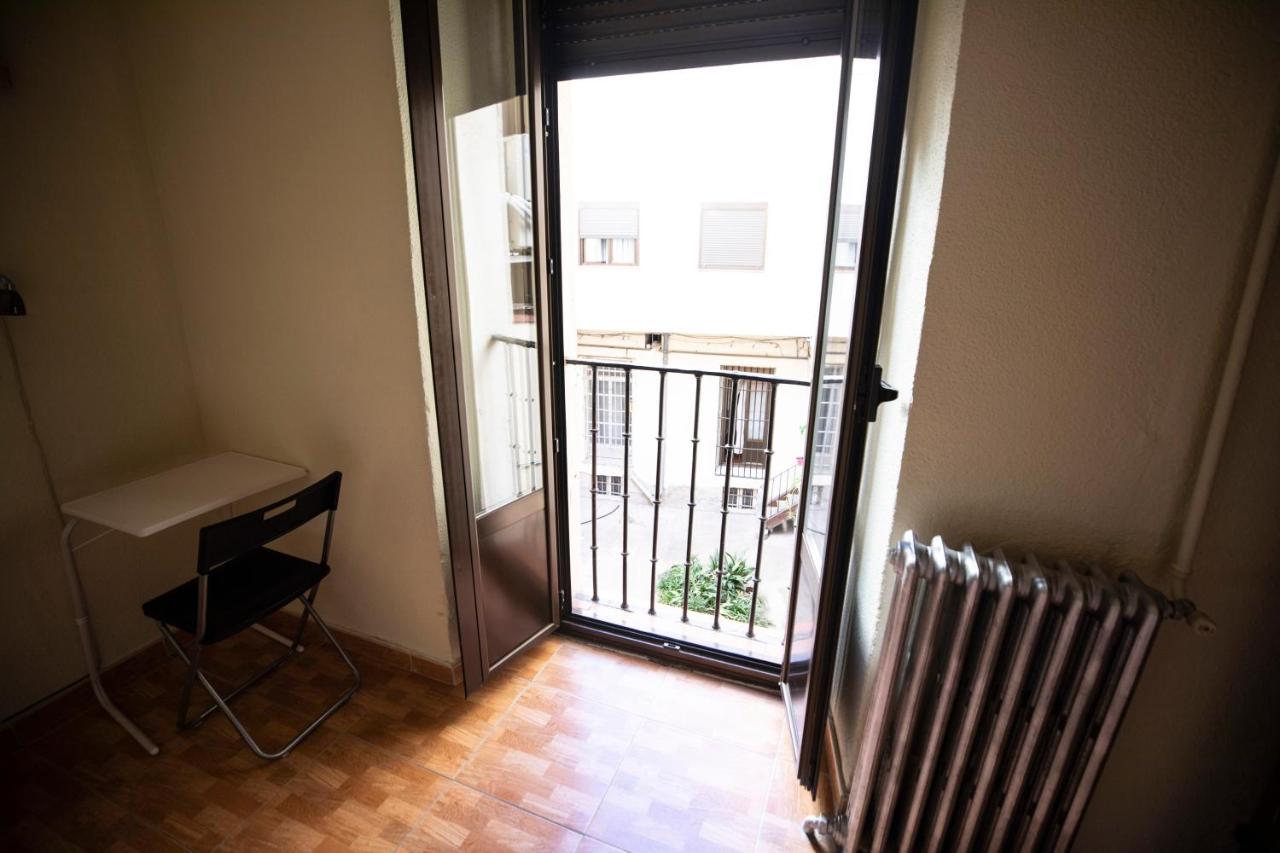 Hostal Los Perales Madrid Eksteriør billede A French door