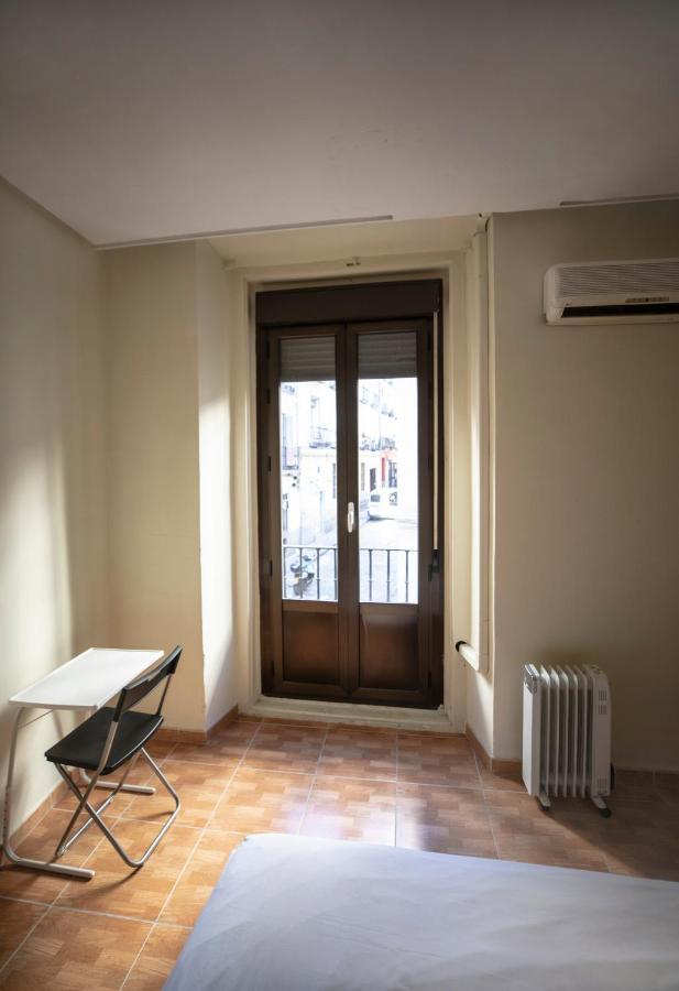 Hostal Los Perales Madrid Eksteriør billede A French window
