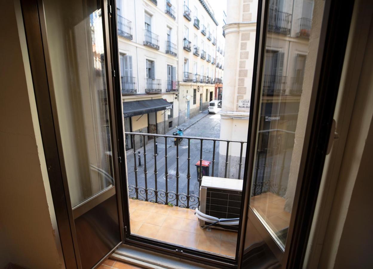 Hostal Los Perales Madrid Eksteriør billede A French window