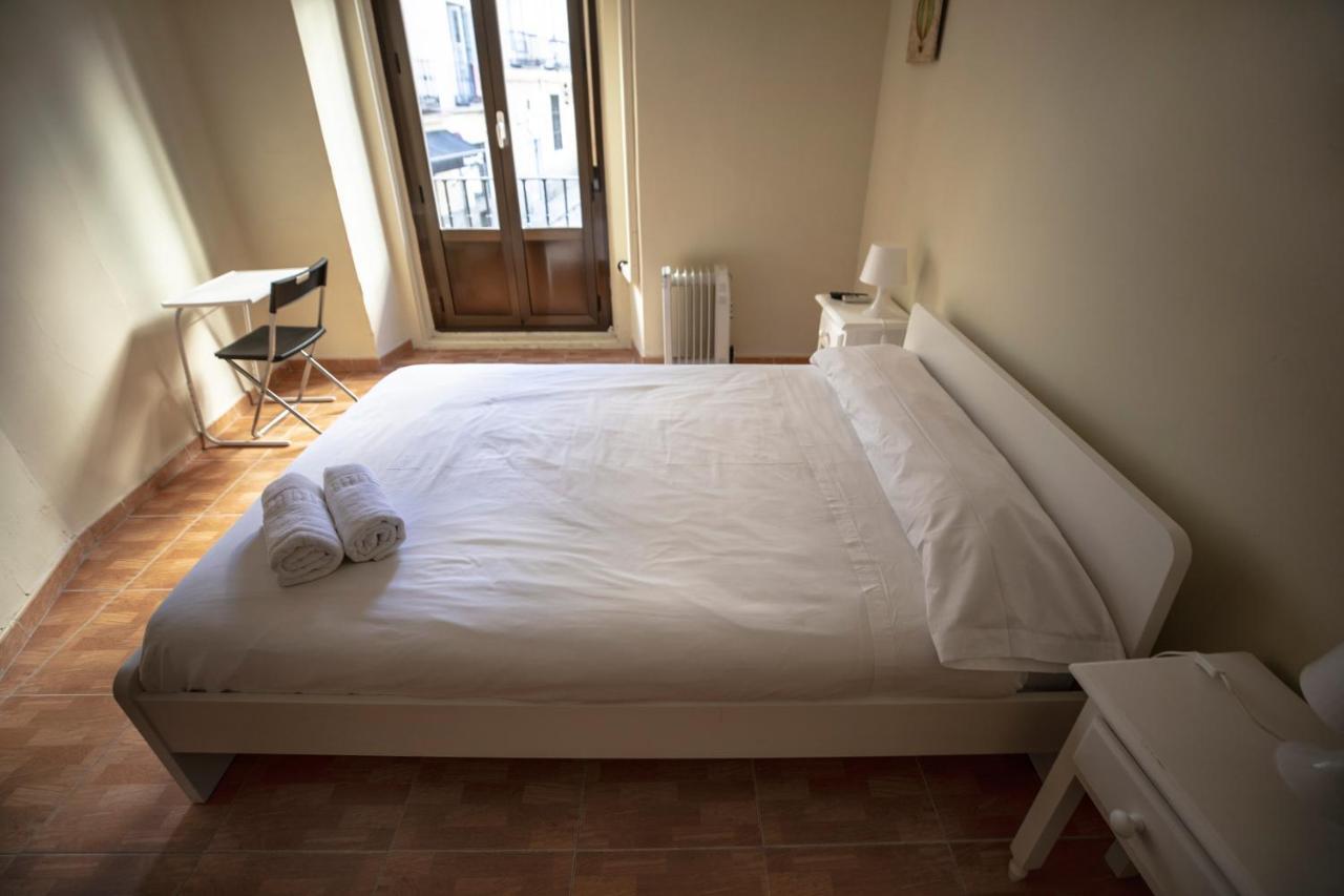 Hostal Los Perales Madrid Eksteriør billede A bedroom
