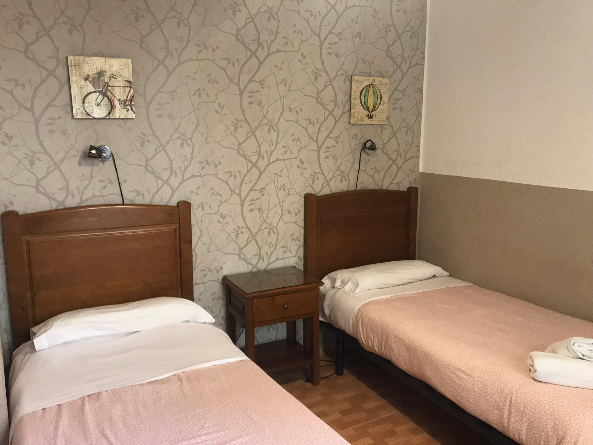 Hostal Los Perales Madrid Eksteriør billede A room at the hotel