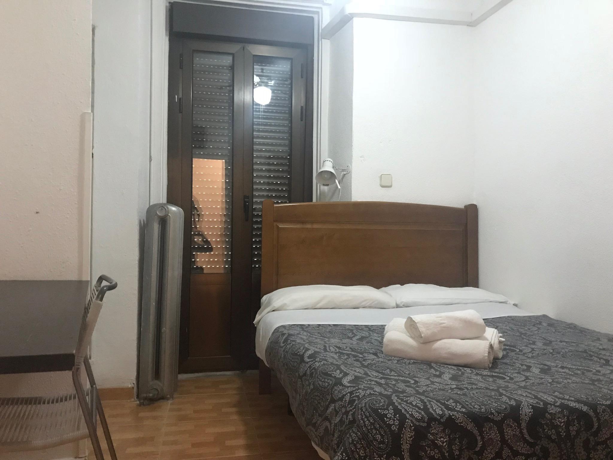 Hostal Los Perales Madrid Eksteriør billede A room at the hostel