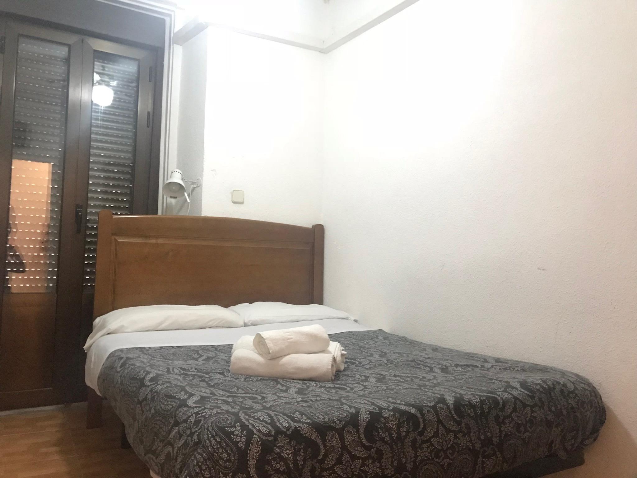Hostal Los Perales Madrid Eksteriør billede A room at the hotel