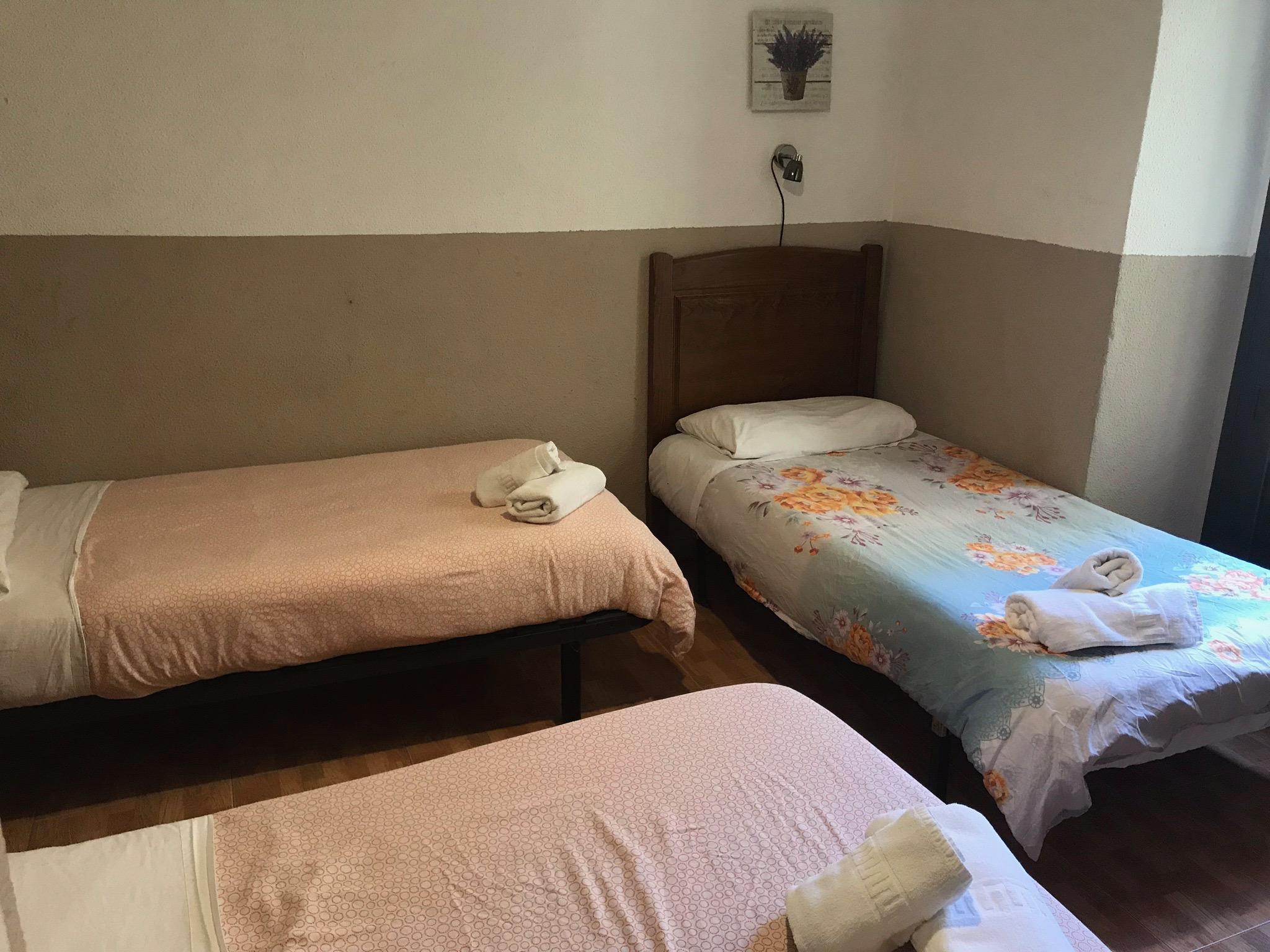 Hostal Los Perales Madrid Eksteriør billede A room at the hotel