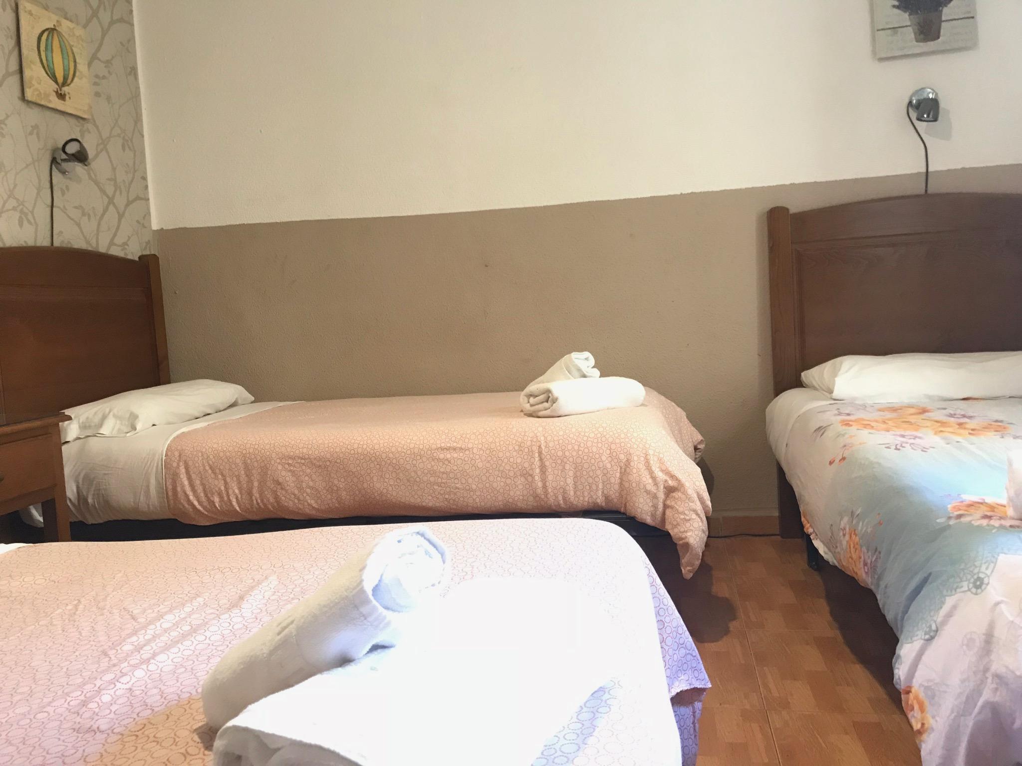 Hostal Los Perales Madrid Eksteriør billede A room at the hotel