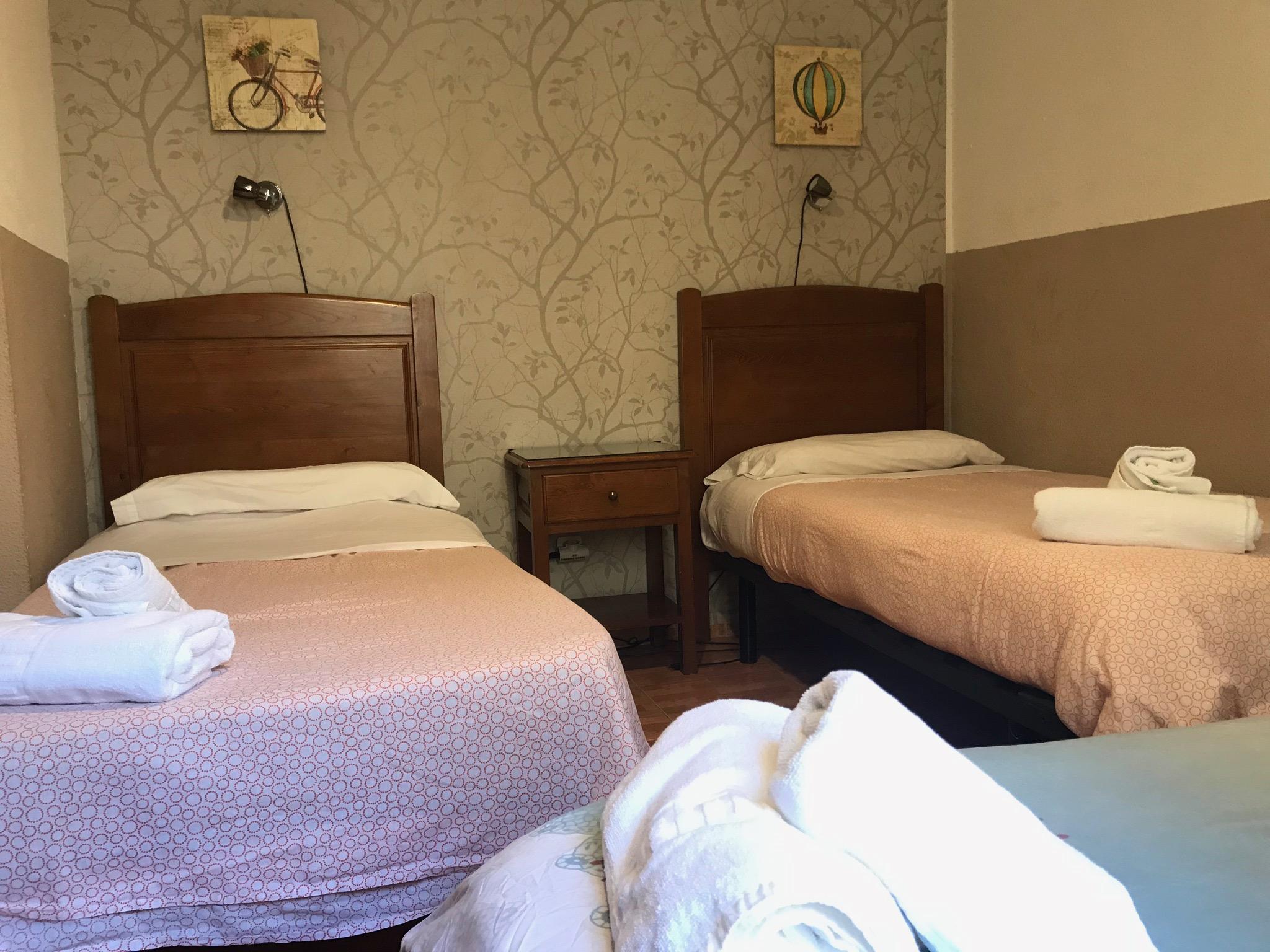 Hostal Los Perales Madrid Eksteriør billede A typical room at the hotel