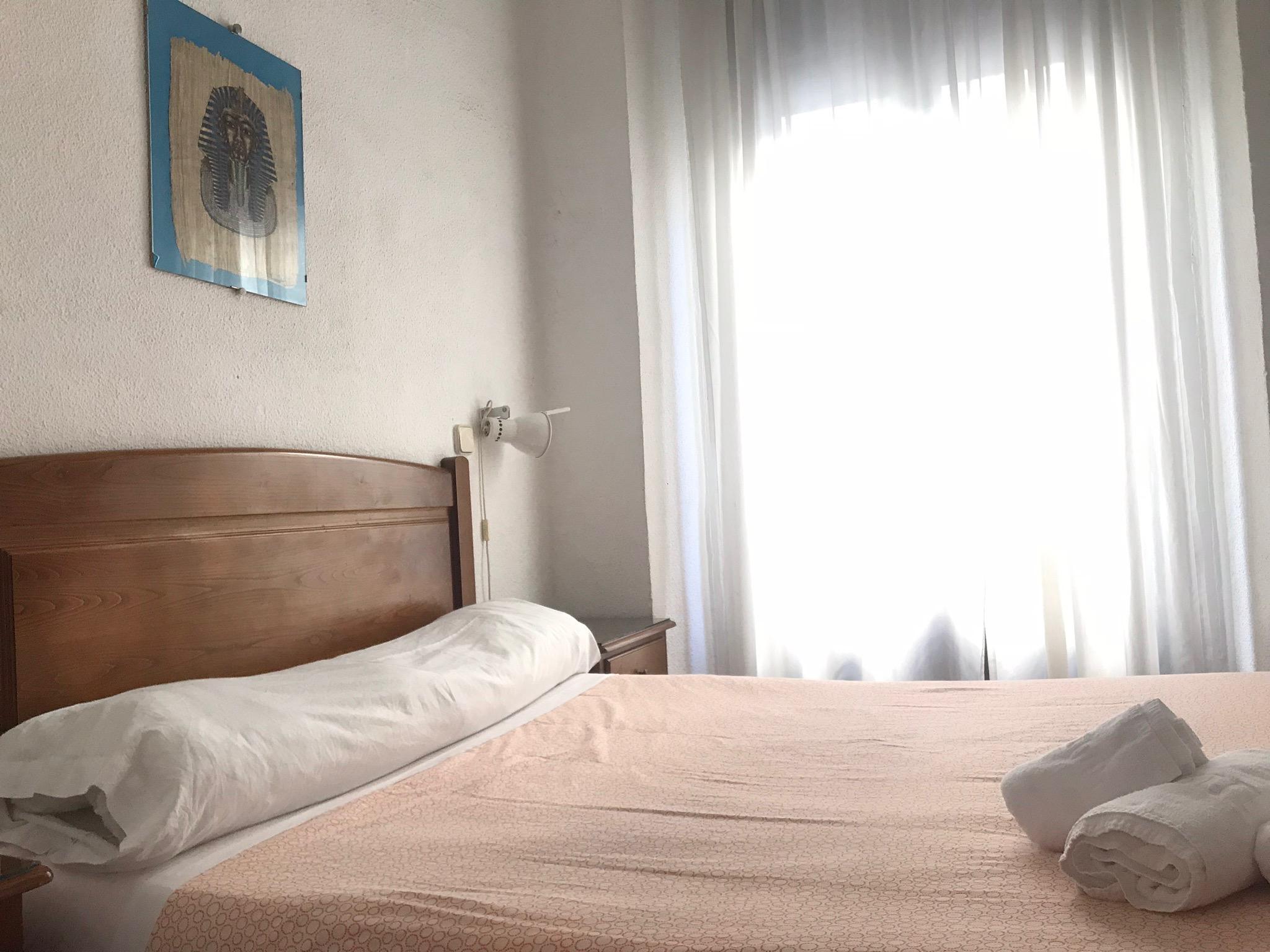 Hostal Los Perales Madrid Eksteriør billede A bedroom in a hotel