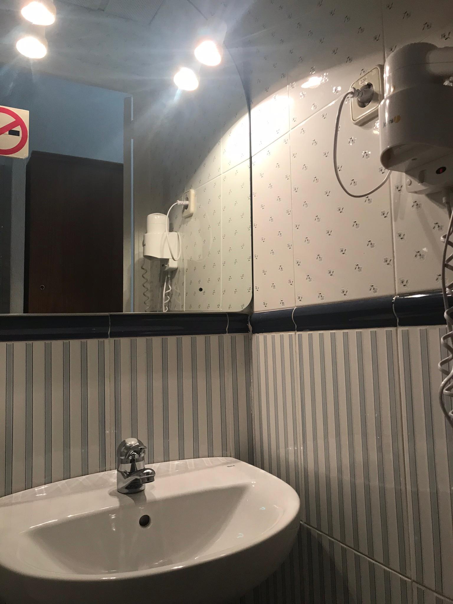 Hostal Los Perales Madrid Eksteriør billede A shower in a hotel bathroom