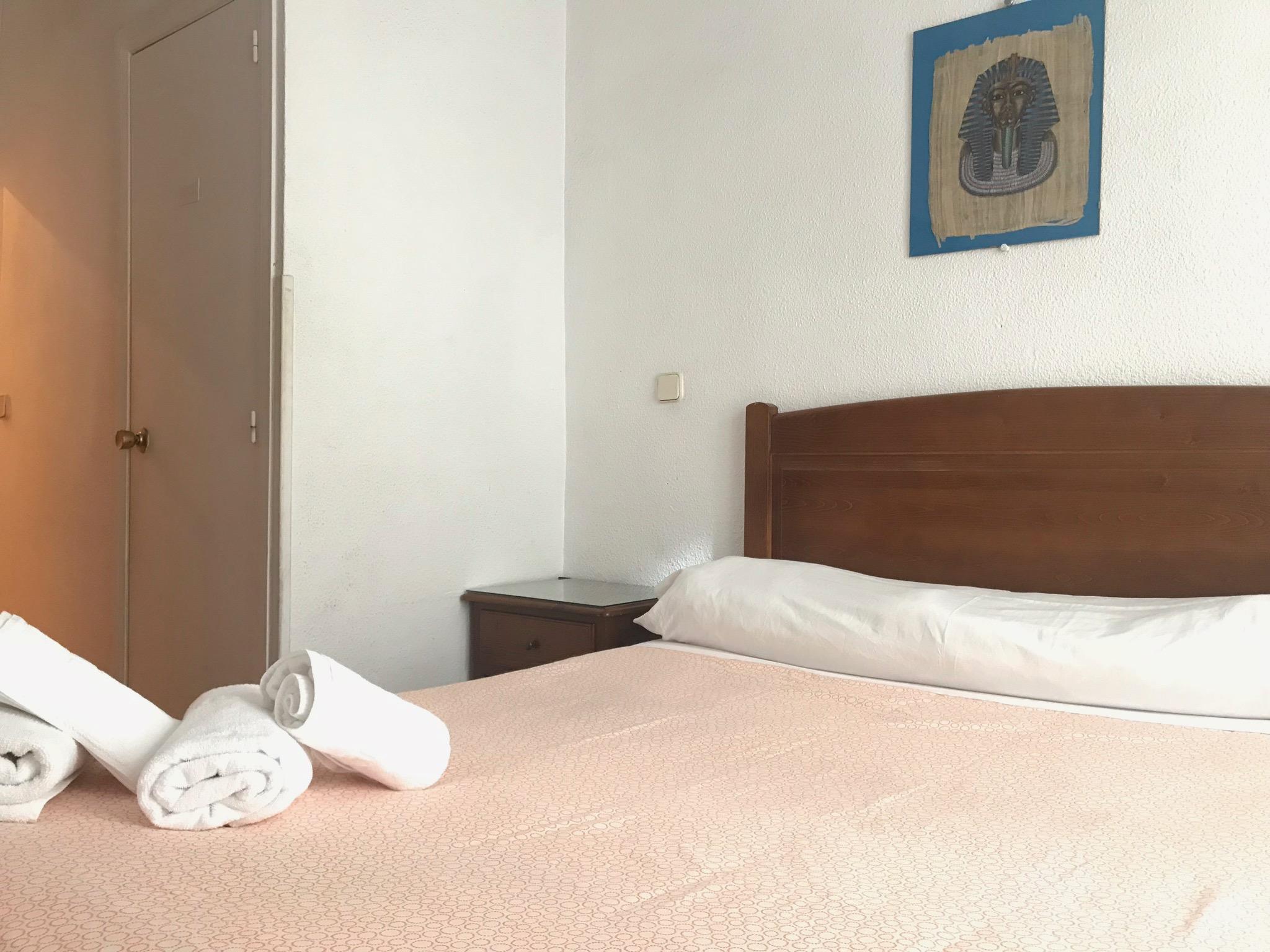 Hostal Los Perales Madrid Eksteriør billede A bedroom at the hotel