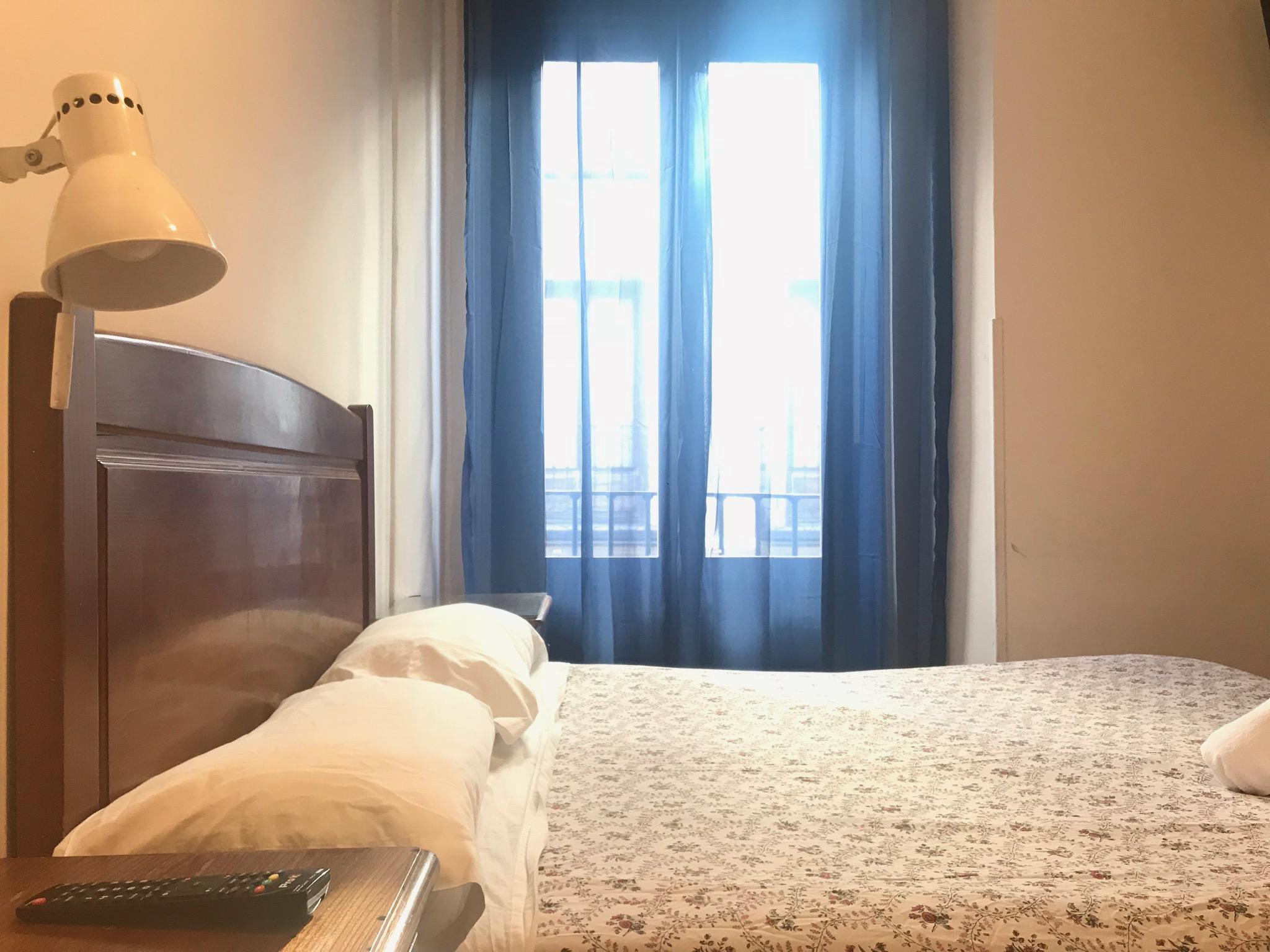 Hostal Los Perales Madrid Eksteriør billede A bedroom in a hotel