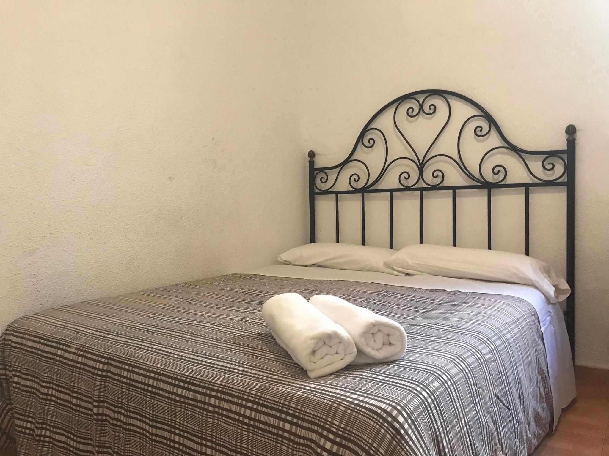 Hostal Los Perales Madrid Eksteriør billede A bed with a wrought iron headboard