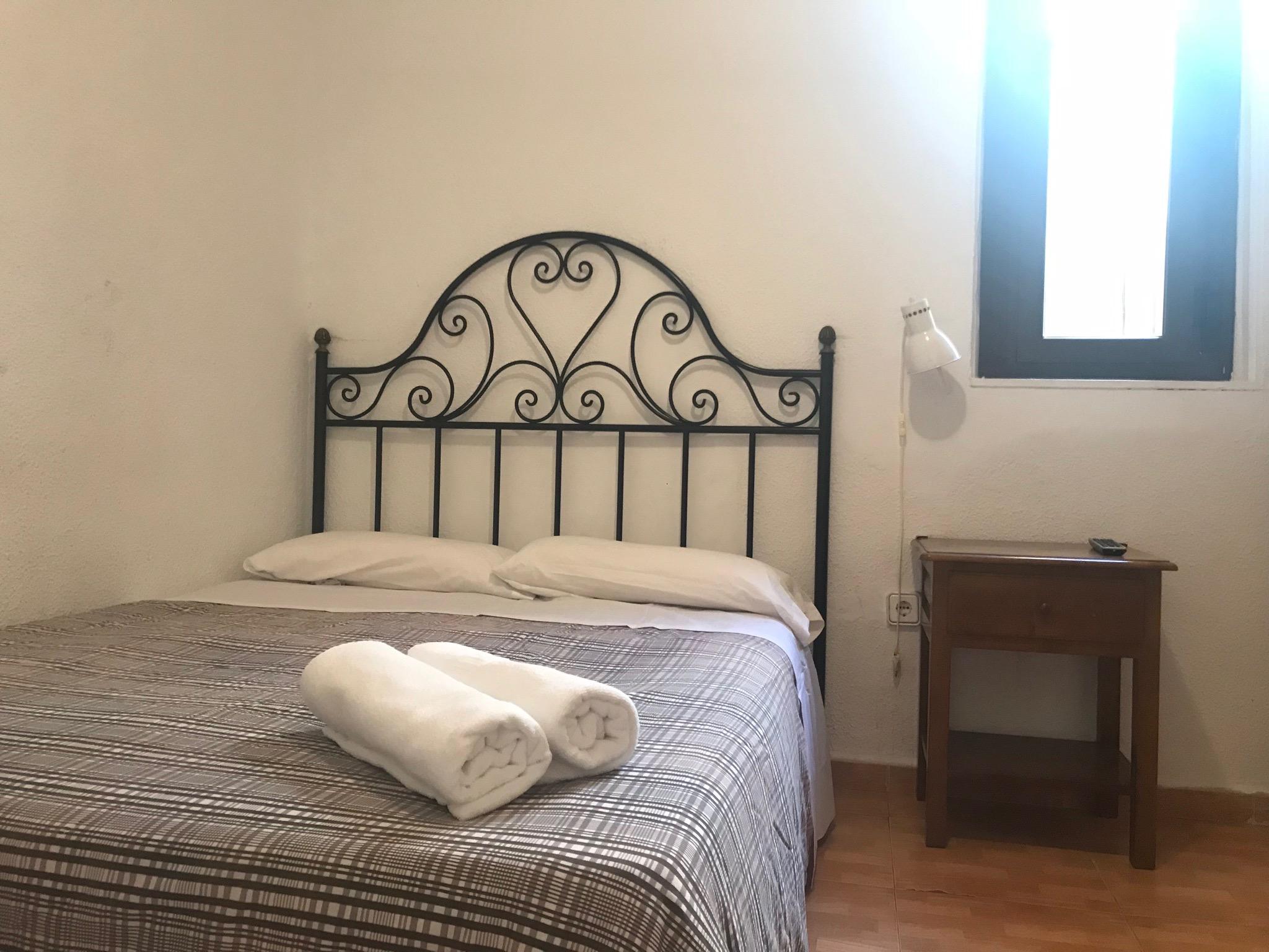 Hostal Los Perales Madrid Eksteriør billede A bedroom in a hostel