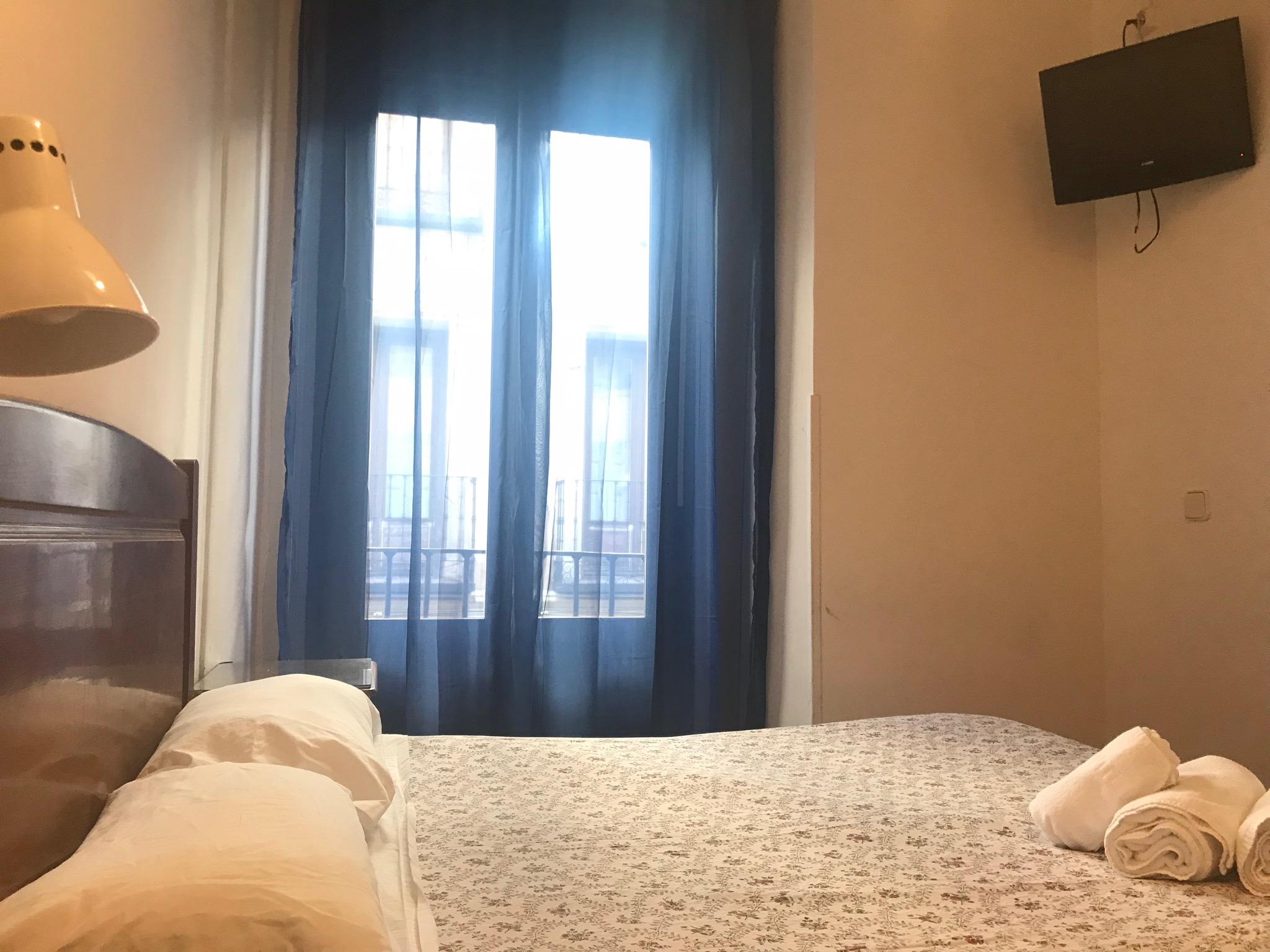Hostal Los Perales Madrid Eksteriør billede A room at the hotel