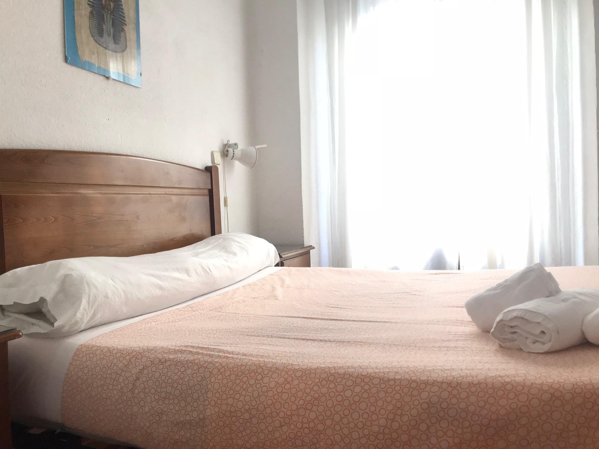 Hostal Los Perales Madrid Eksteriør billede A bed