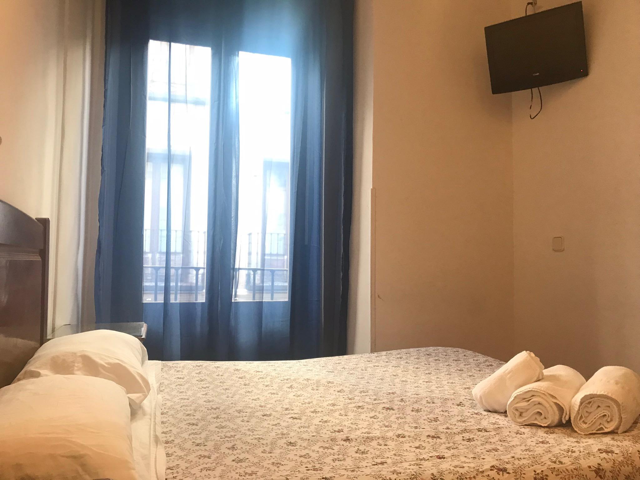 Hostal Los Perales Madrid Eksteriør billede A room at the hotel