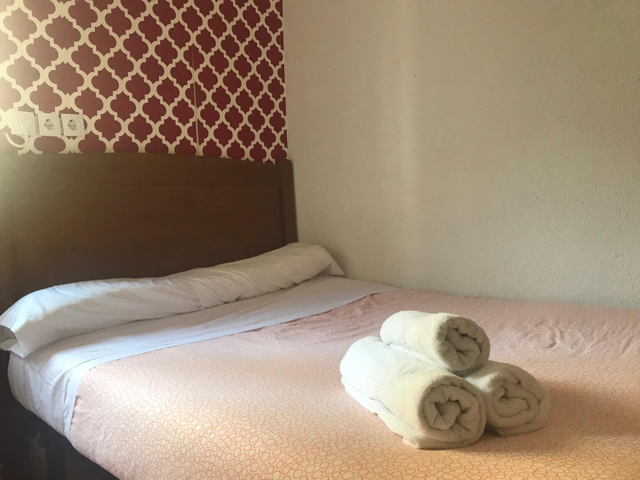 Hostal Los Perales Madrid Eksteriør billede A bed with towels