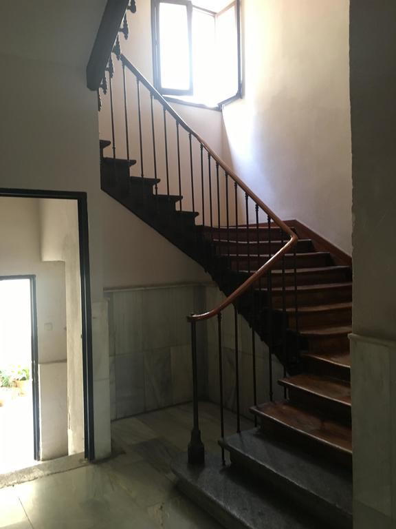 Hostal Los Perales Madrid Eksteriør billede The staircase of the house