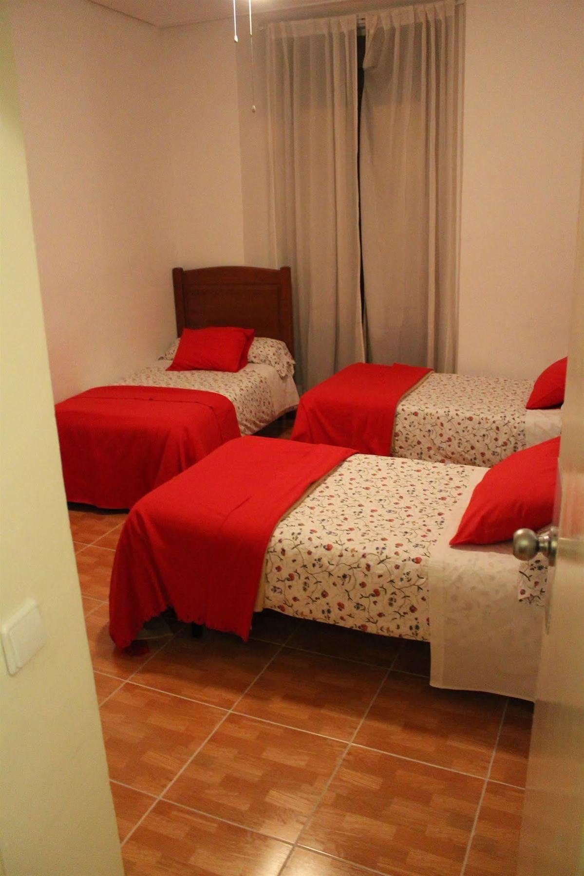 Hostal Los Perales Madrid Eksteriør billede A room at the hostel