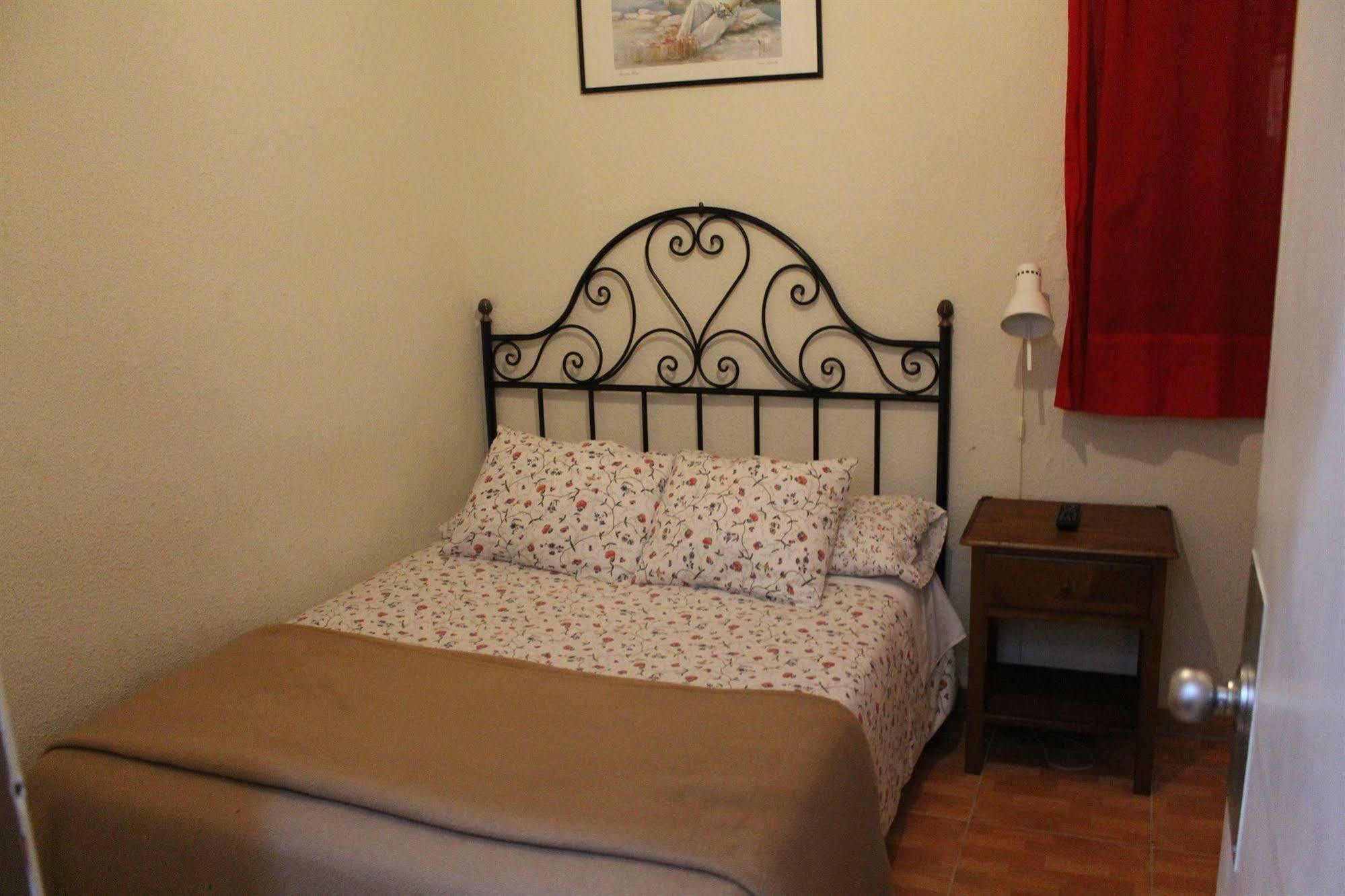 Hostal Los Perales Madrid Eksteriør billede A typical room at the hostel