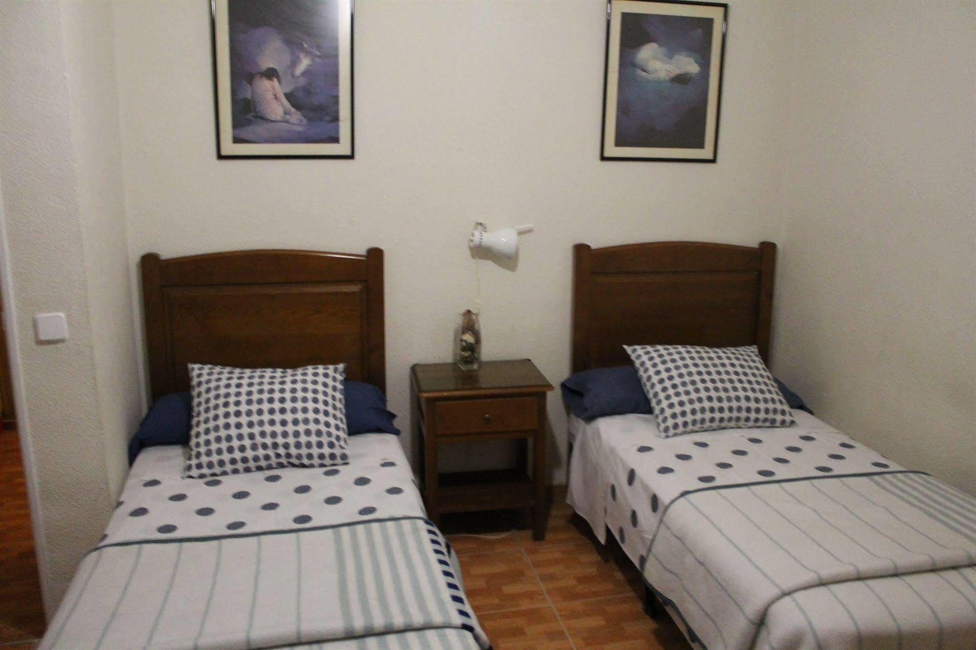 Hostal Los Perales Madrid Eksteriør billede A bedroom with two single beds