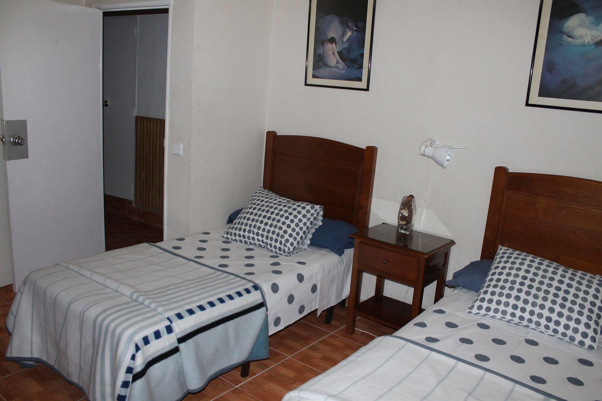 Hostal Los Perales Madrid Eksteriør billede A typical bedroom