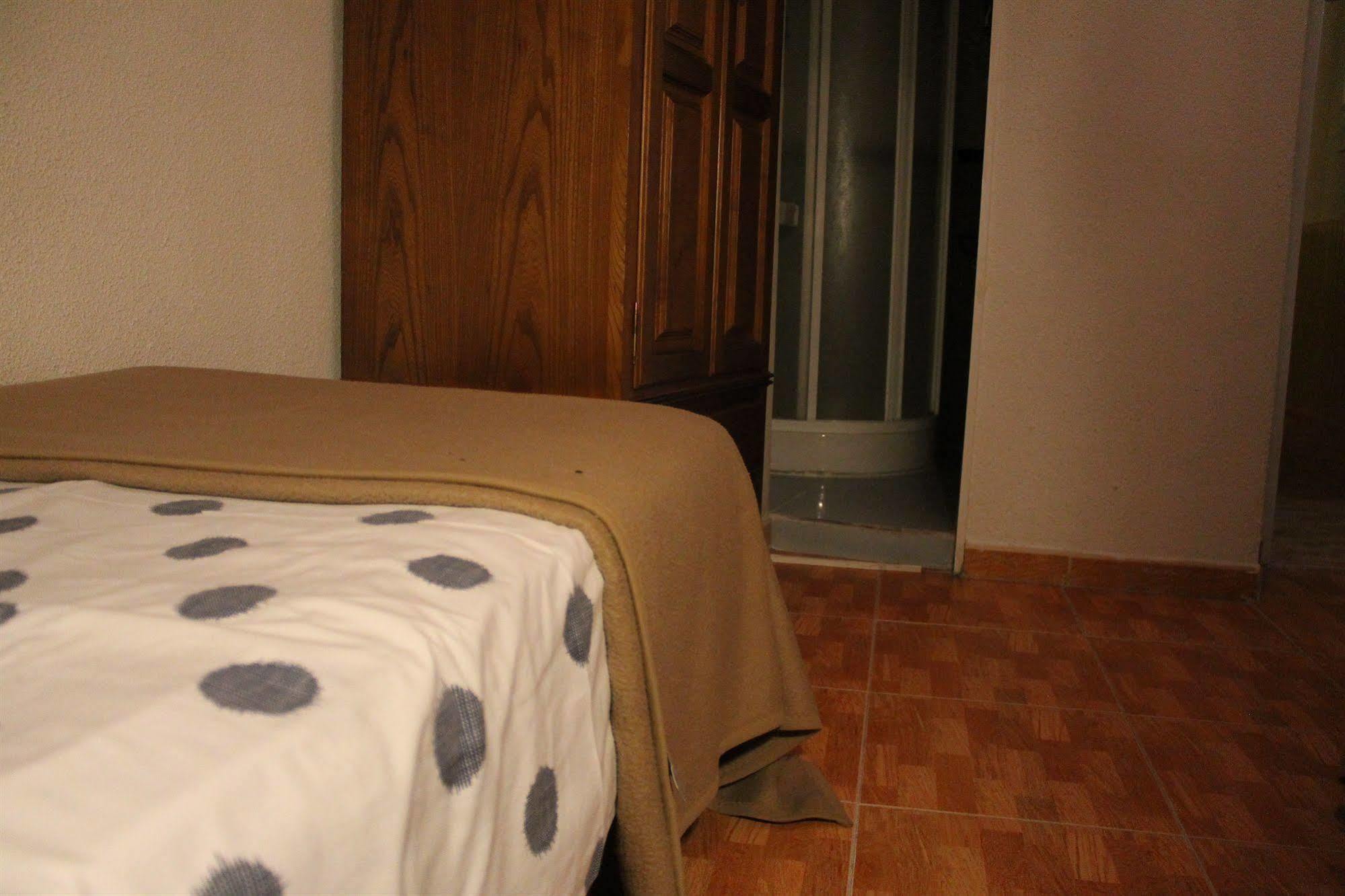Hostal Los Perales Madrid Eksteriør billede A bed with a sábanas