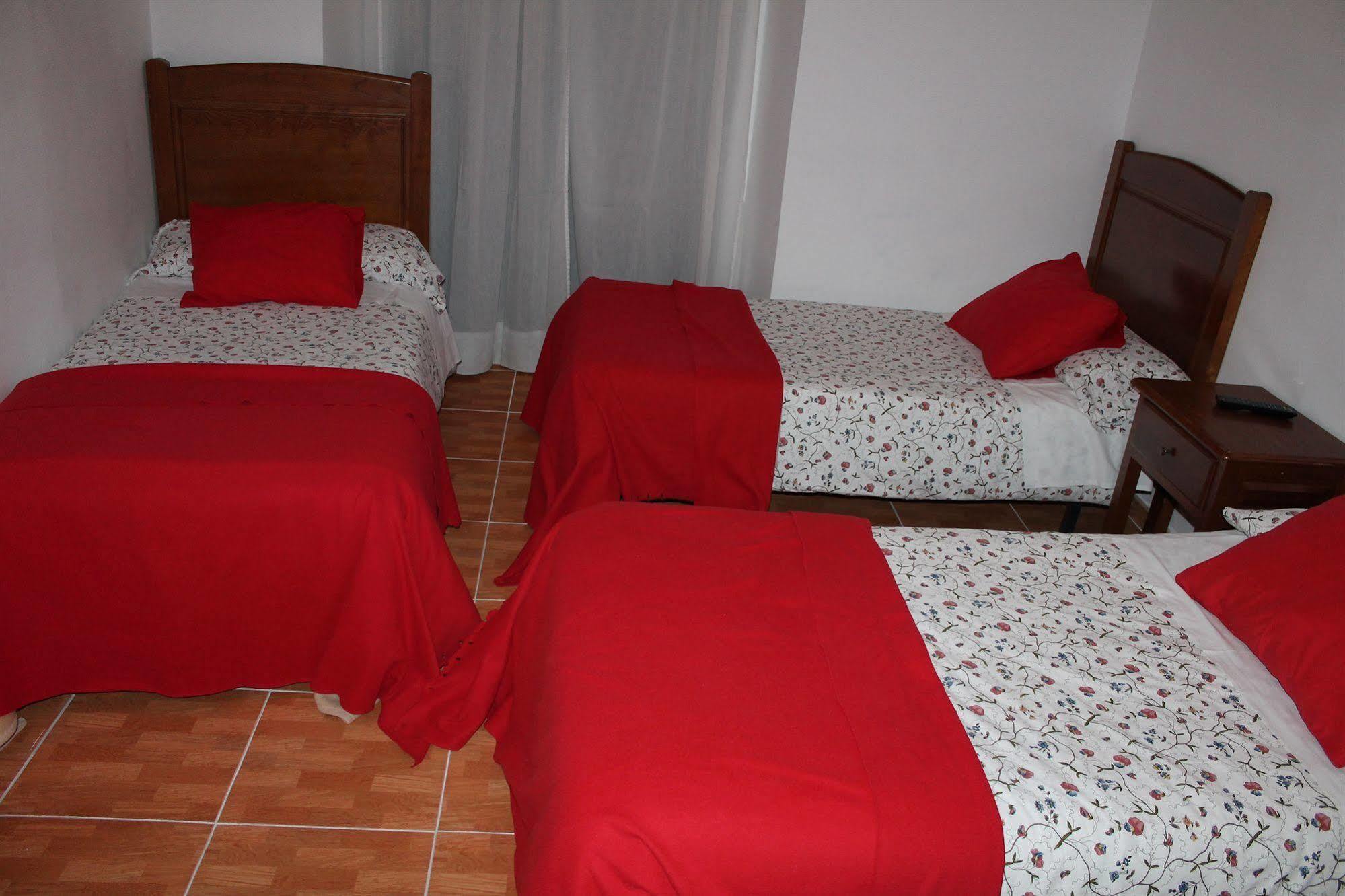 Hostal Los Perales Madrid Eksteriør billede A typical bedroom in a hostal