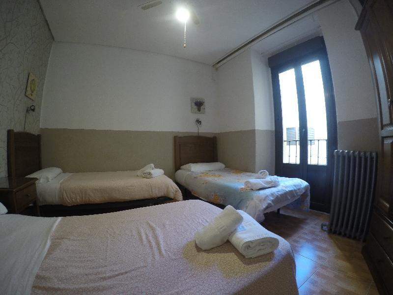 Hostal Los Perales Madrid Eksteriør billede A room at the hotel